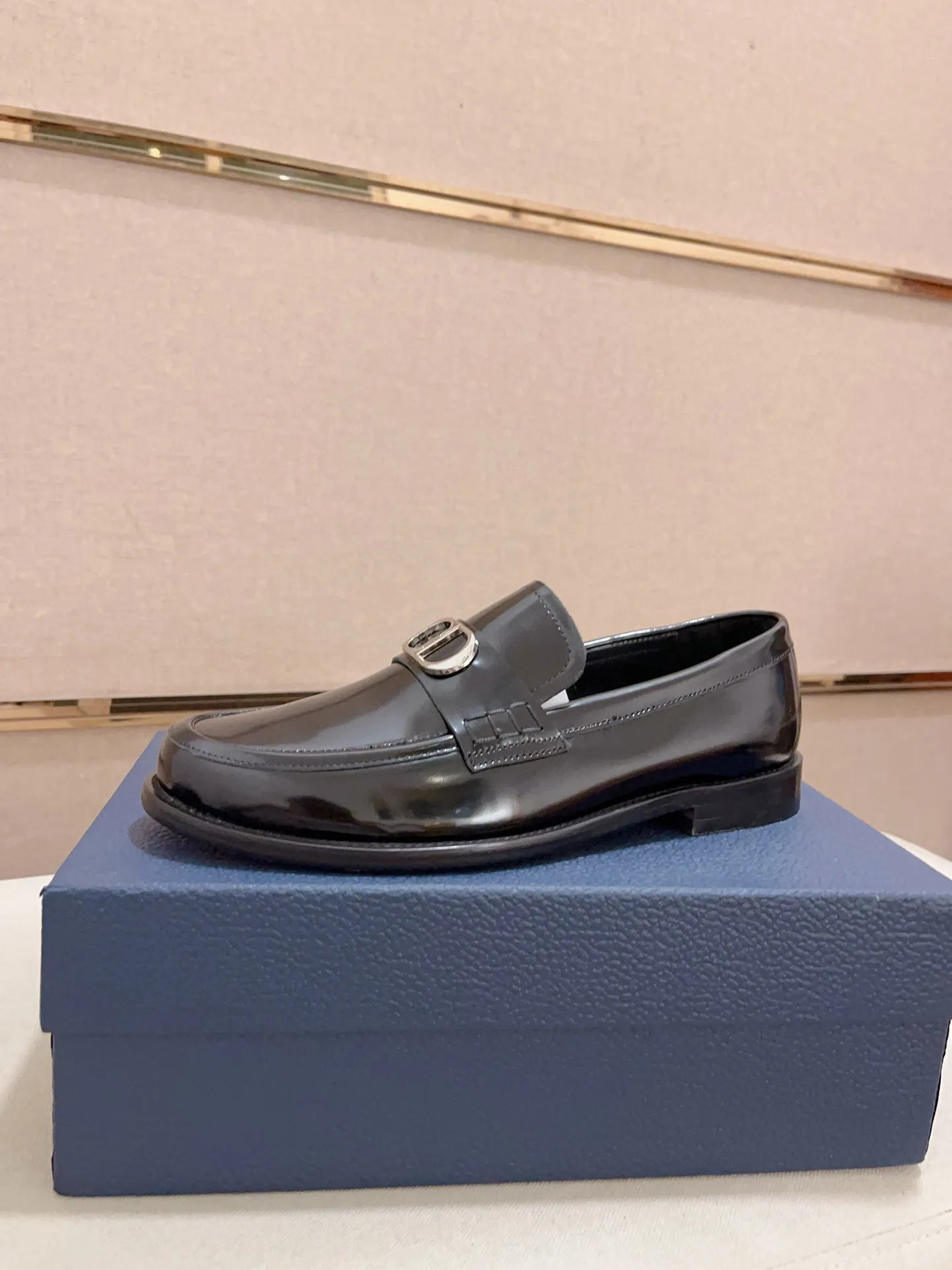 Men's shoes 💰: 560💰 High-end version of Dior Dior's new series. Famous actors and internet celebrities wear super popular designs. The sculptures of French artist Niki de Saint Phalle are designed as rings. Material: Imported original material ➕Painted cowhide Foot pads: cowhide Outsole: Rubber outsole Men's shoe size: 38~44 Can be customized to size 45